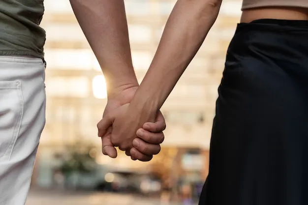 para trzymająca się za ręce w miejskim zgiełku
