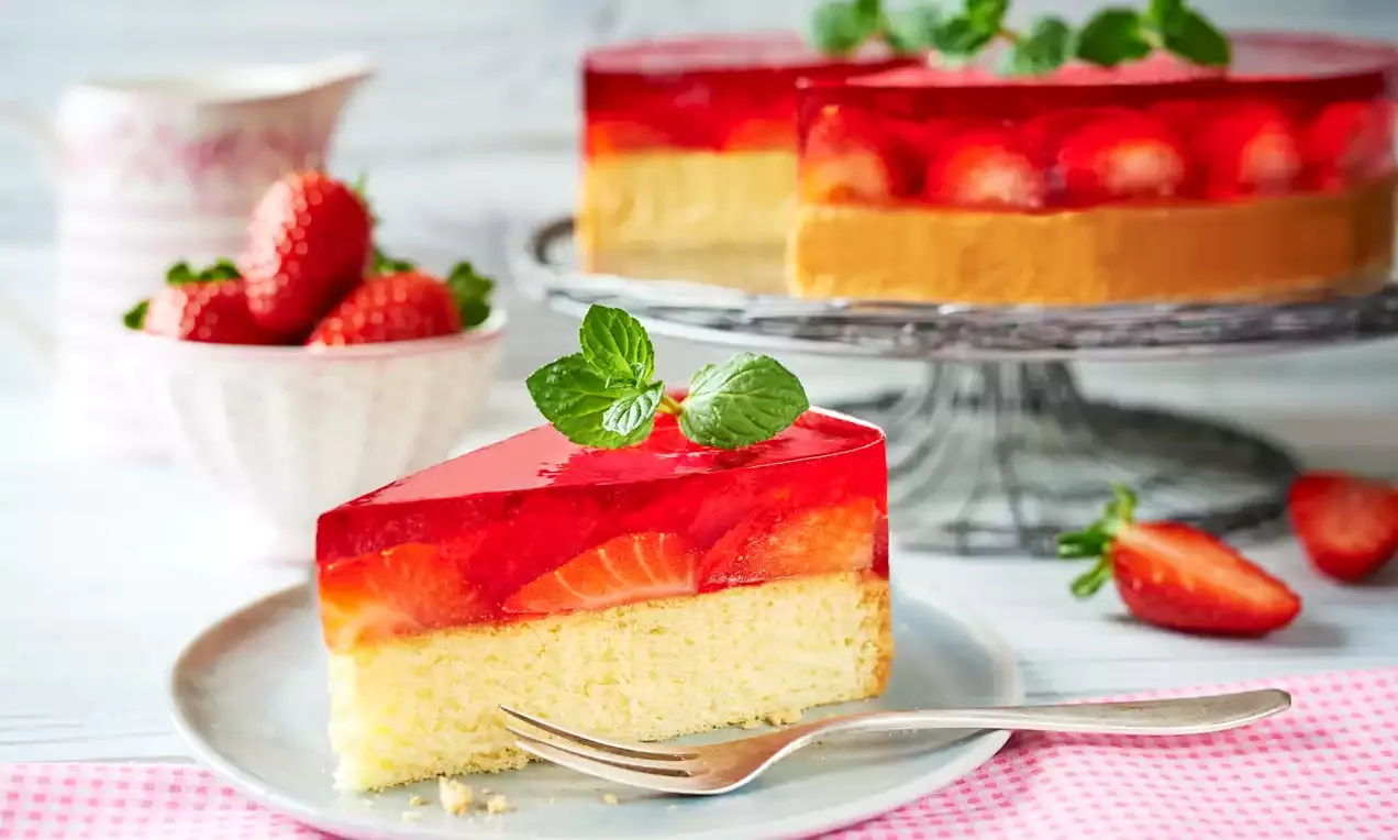 Tężejąca galaretka na biszkopcie z owocami