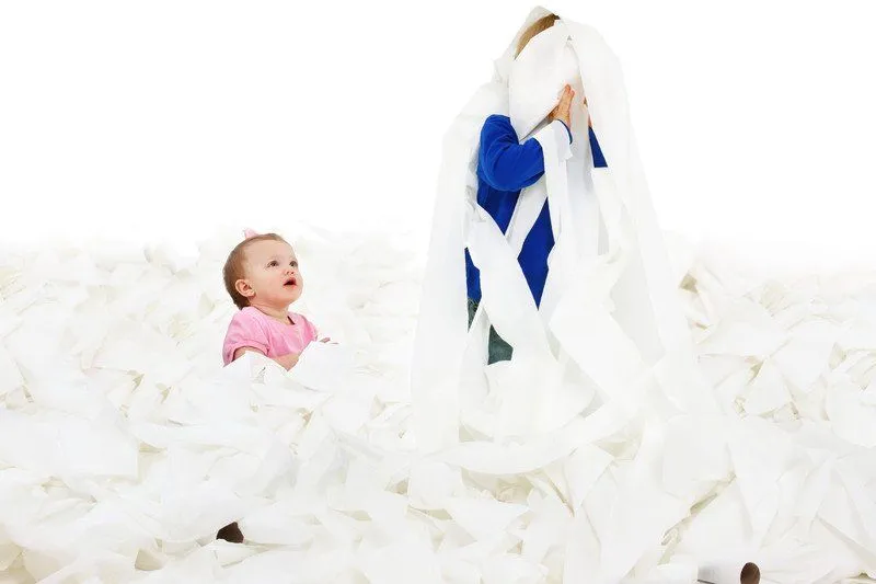 dziecko w stroju mumii z papieru toaletowego