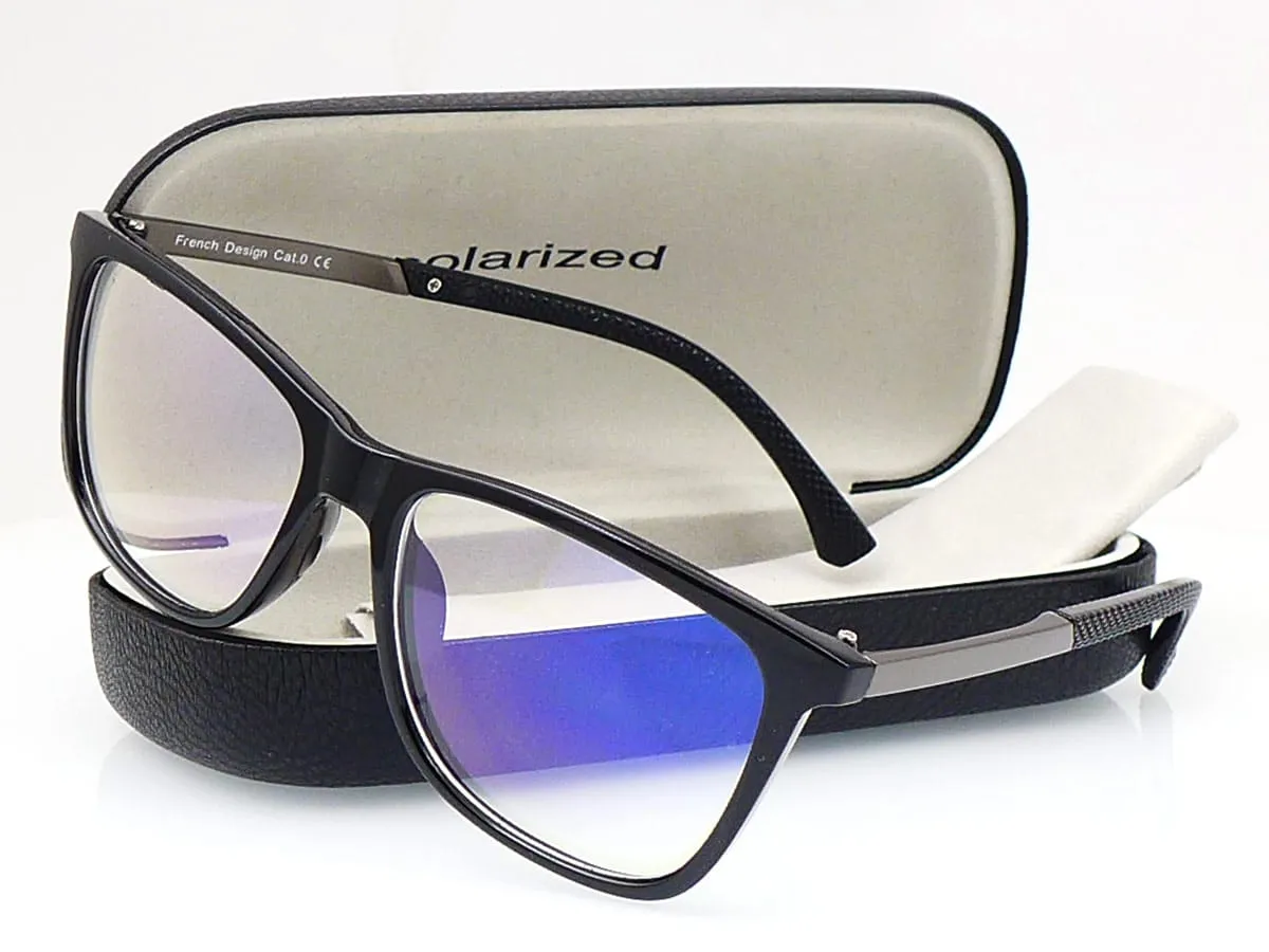 Okulary z filtrem światła niebieskiego i ekran komputera