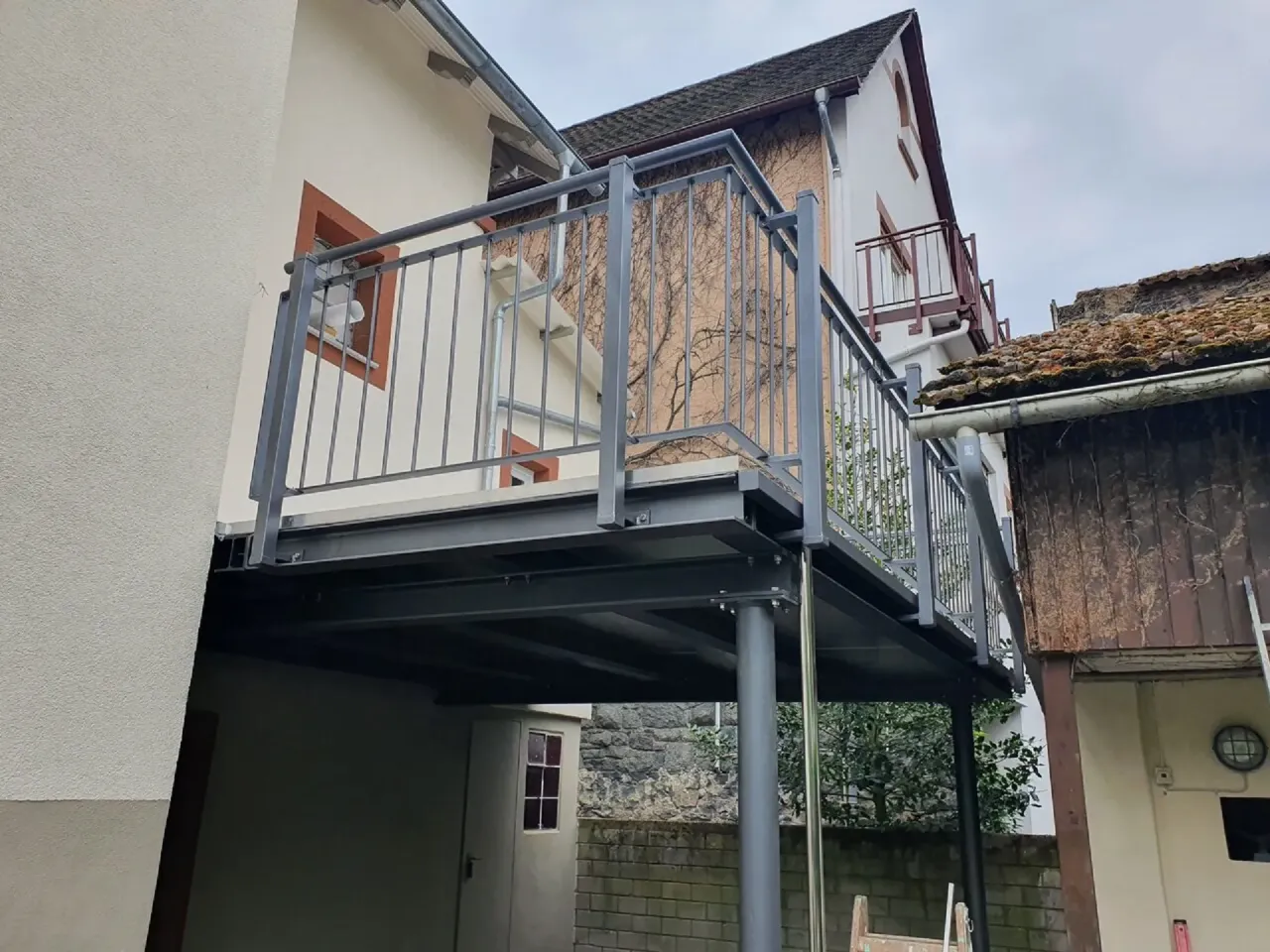 Balkon dostawny vs podwieszany por&oacute;wnanie