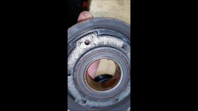 Uszkodzone sprzęgło klimatyzacji samochodowej