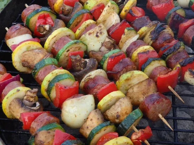 szaszłyki z kiełbasą i warzywami