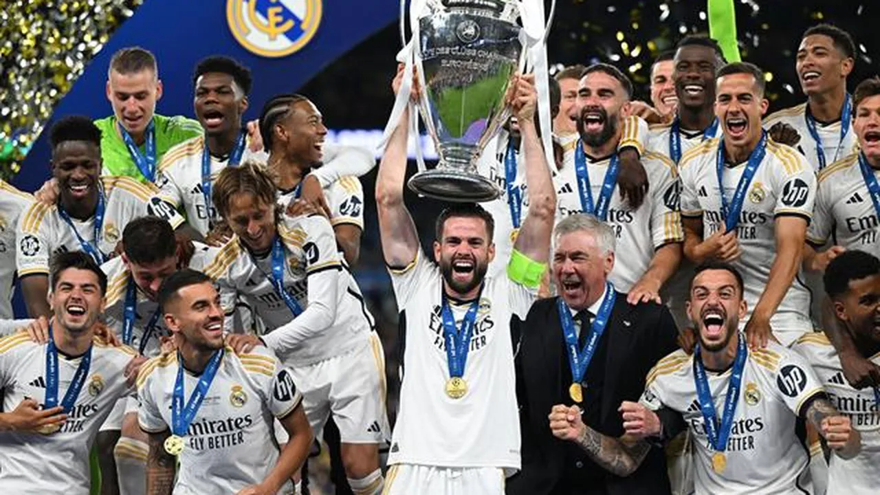 Piłkarze Realu Madryt świętują zdobycie pucharu Ligi Mistrz&oacute;w 2024.