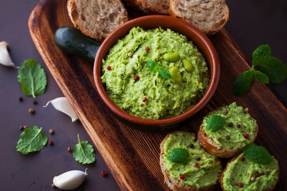 pasta z bobu na chlebie