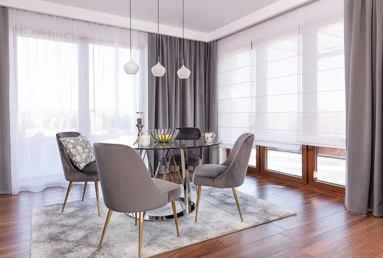 Nowoczesne rolety rzymskie w salonie