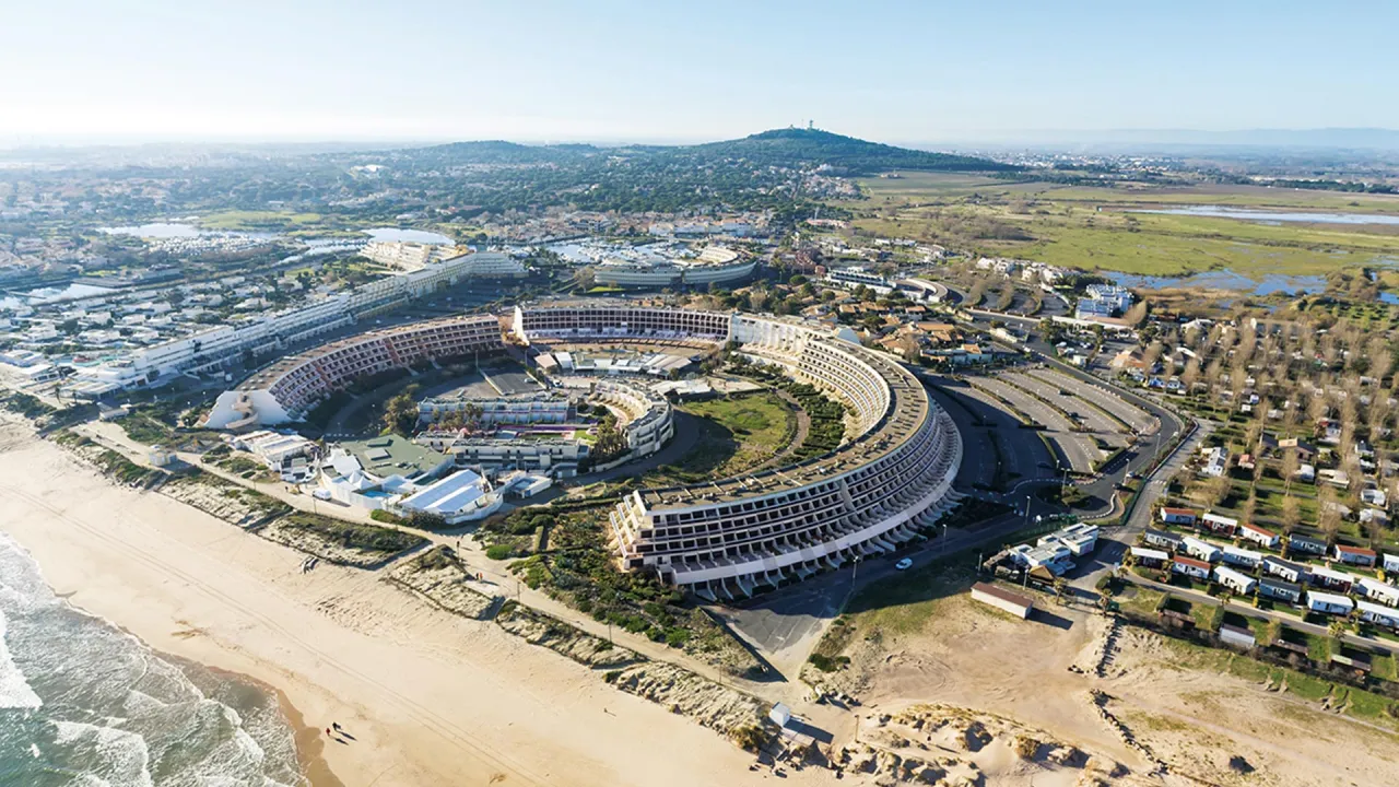 Village naturiste Cap d'Agde infrastructure port commerces