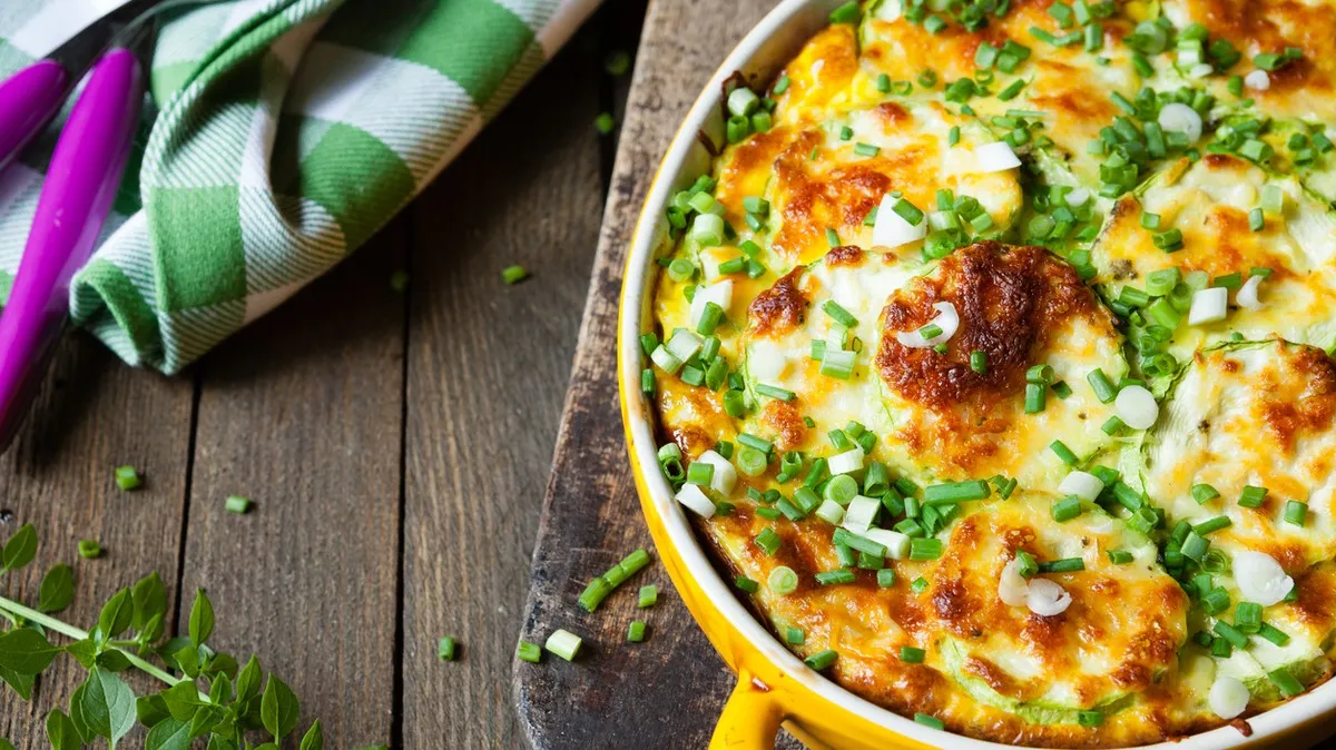 Składniki na zapiekankę z cukinii