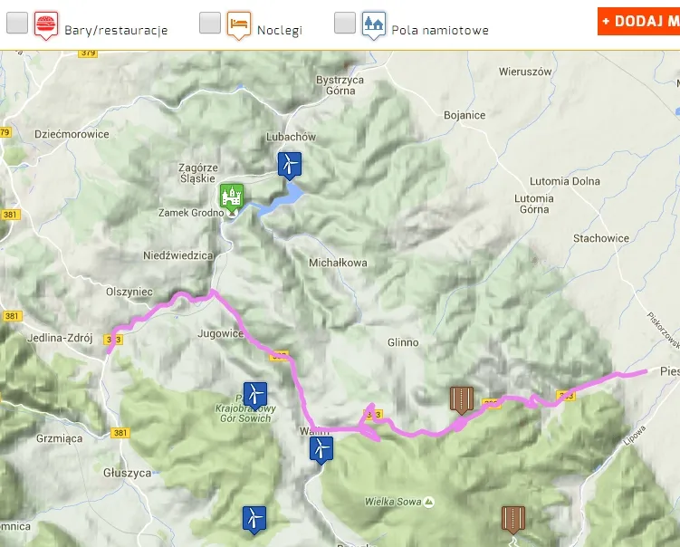Mapa motocyklowa z zaznaczonymi trasami i kaskiem