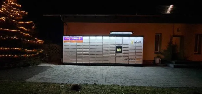Paczkomat InPost w nocy z oświetleniem