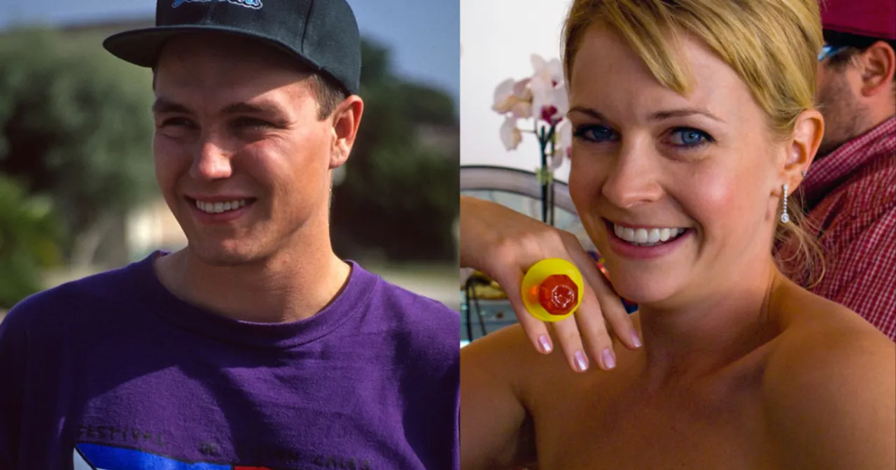 Kobieta pisząca wiadomość na telefonie po randce, z uśmiechem