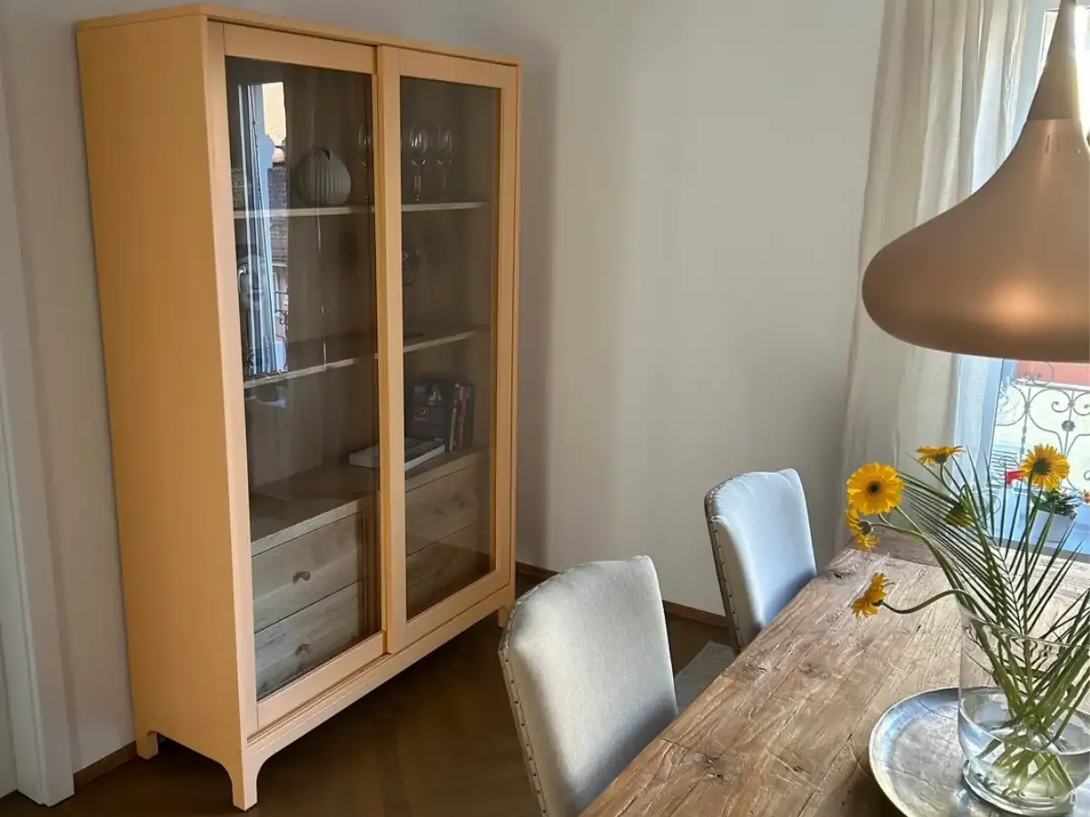 Kurz w witrynie meblowej