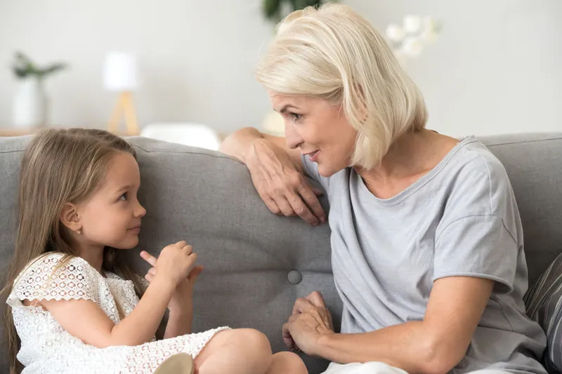 Rodzic rozmawiający z dzieckiem o bezpieczeństwie