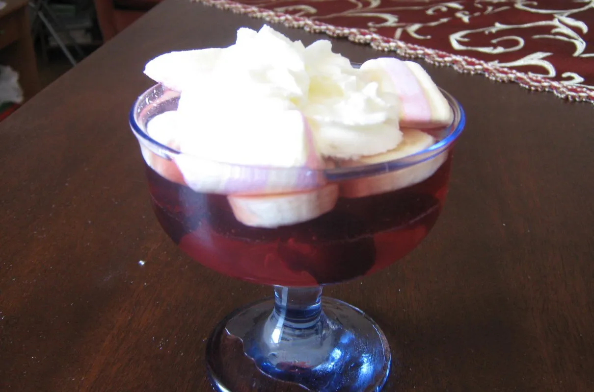 galaretka warstwowa z bitą śmietaną i owocami