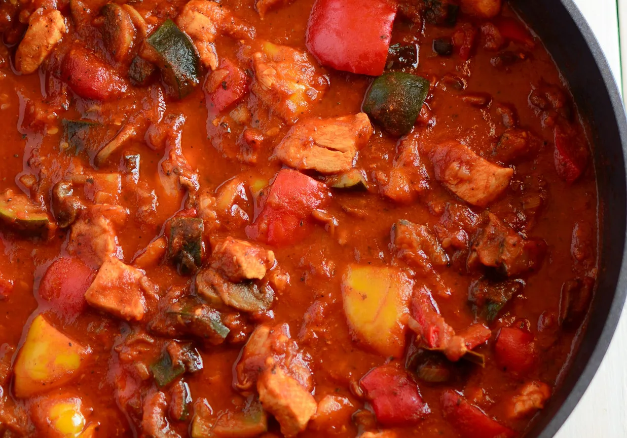 Zdrowe leczo z warzywami i kurczakiem