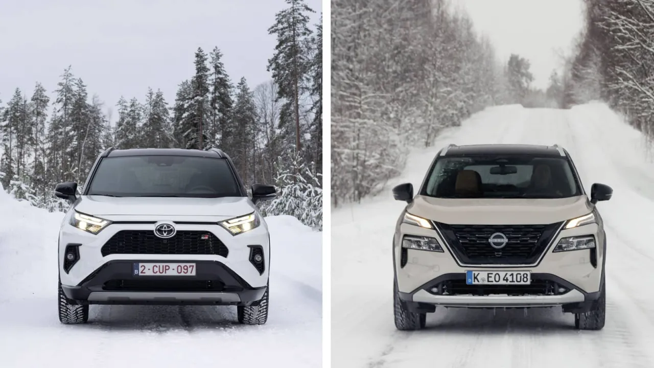 Porównanie SUV-ów na śniegu. Biała Toyota RAV4 GR Sport i beżowy Nissan Qashqai. Zastanawiasz się, ile kosztuje Toyota RAV4?