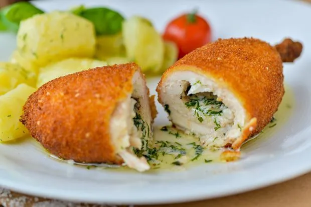 Gotowy kotlet de volaille z masłem ziołowym