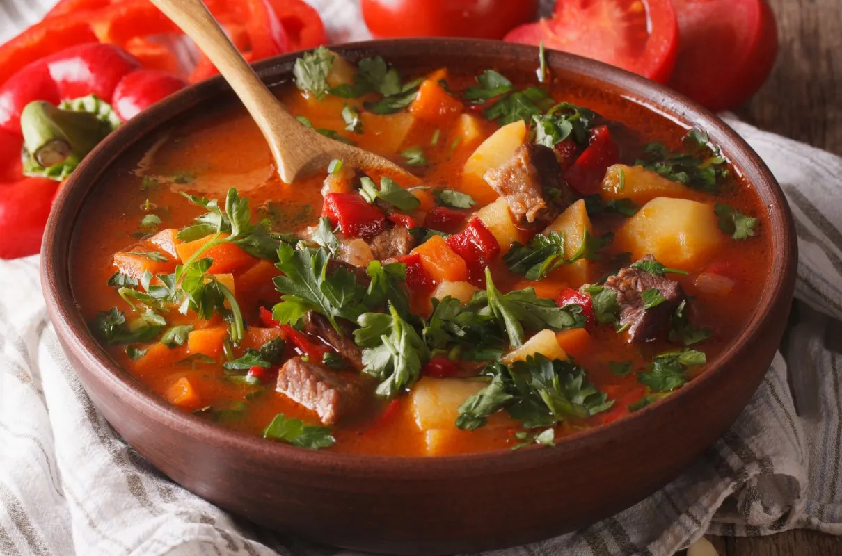 Zdjęcie Zupa gulaszowa jak zrobić - prosty przepis na pyszne danie domowe