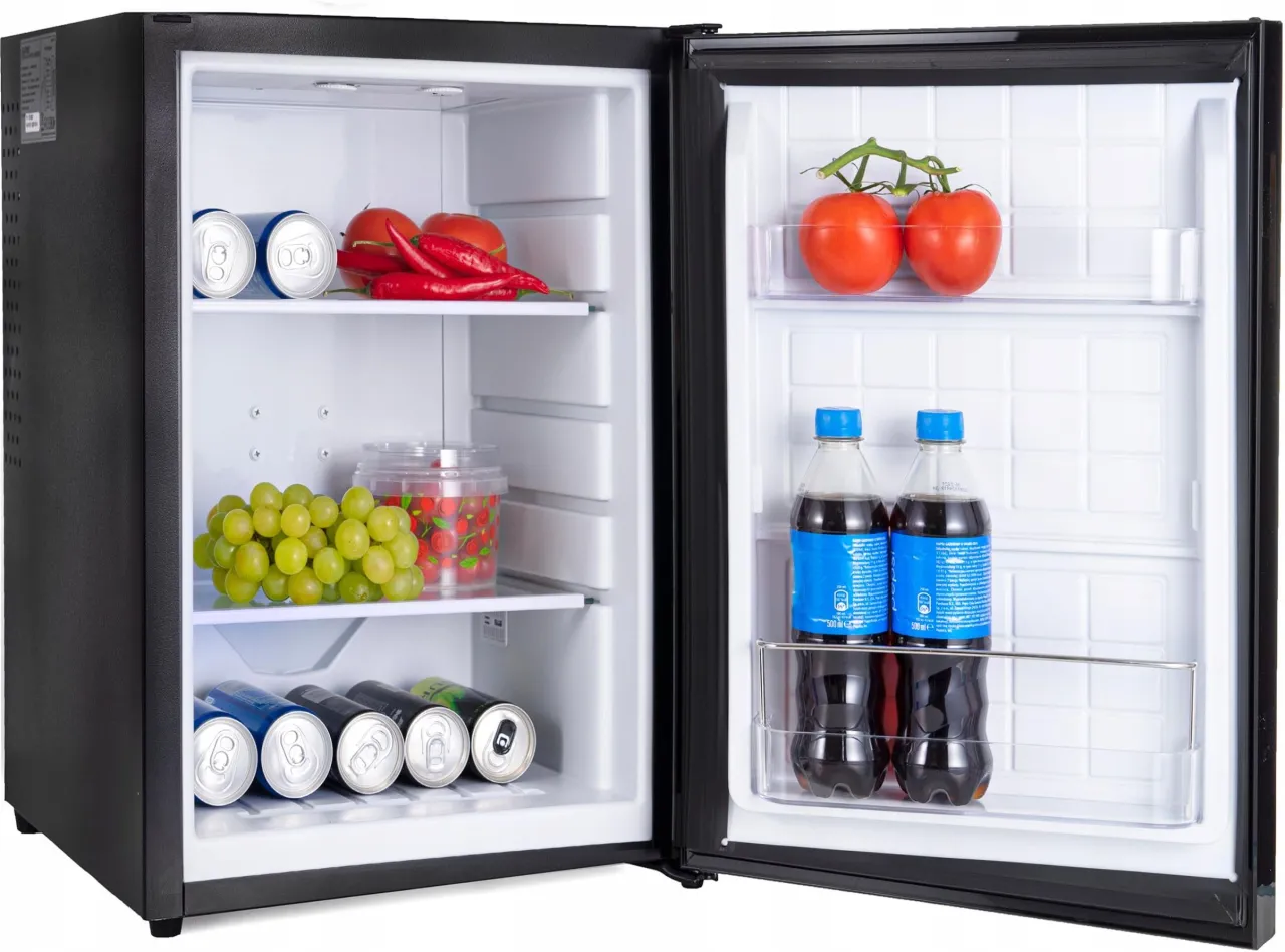 Mała lod&oacute;wka na napoje w nowoczesnym wnętrzu