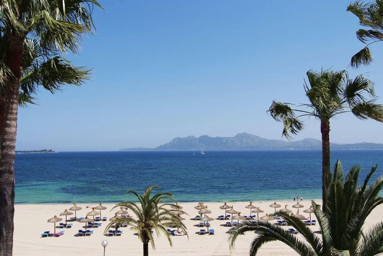 Piaszczysta plaża Majorka północ Alcudia