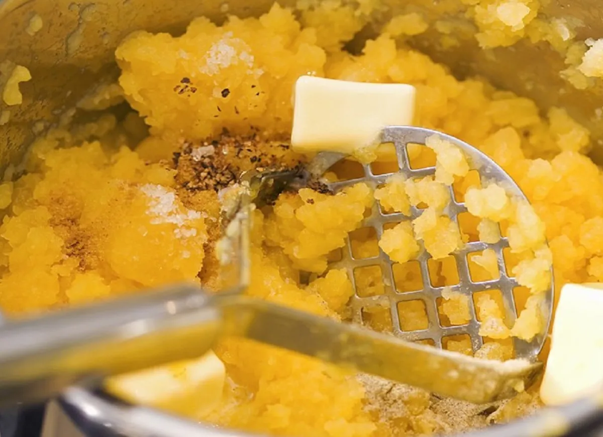 Puree ziemniaczane z masłem i przyprawami. Idealne, gdy zastanawiasz się, co zrobić ze śmietany 30 na obiad.