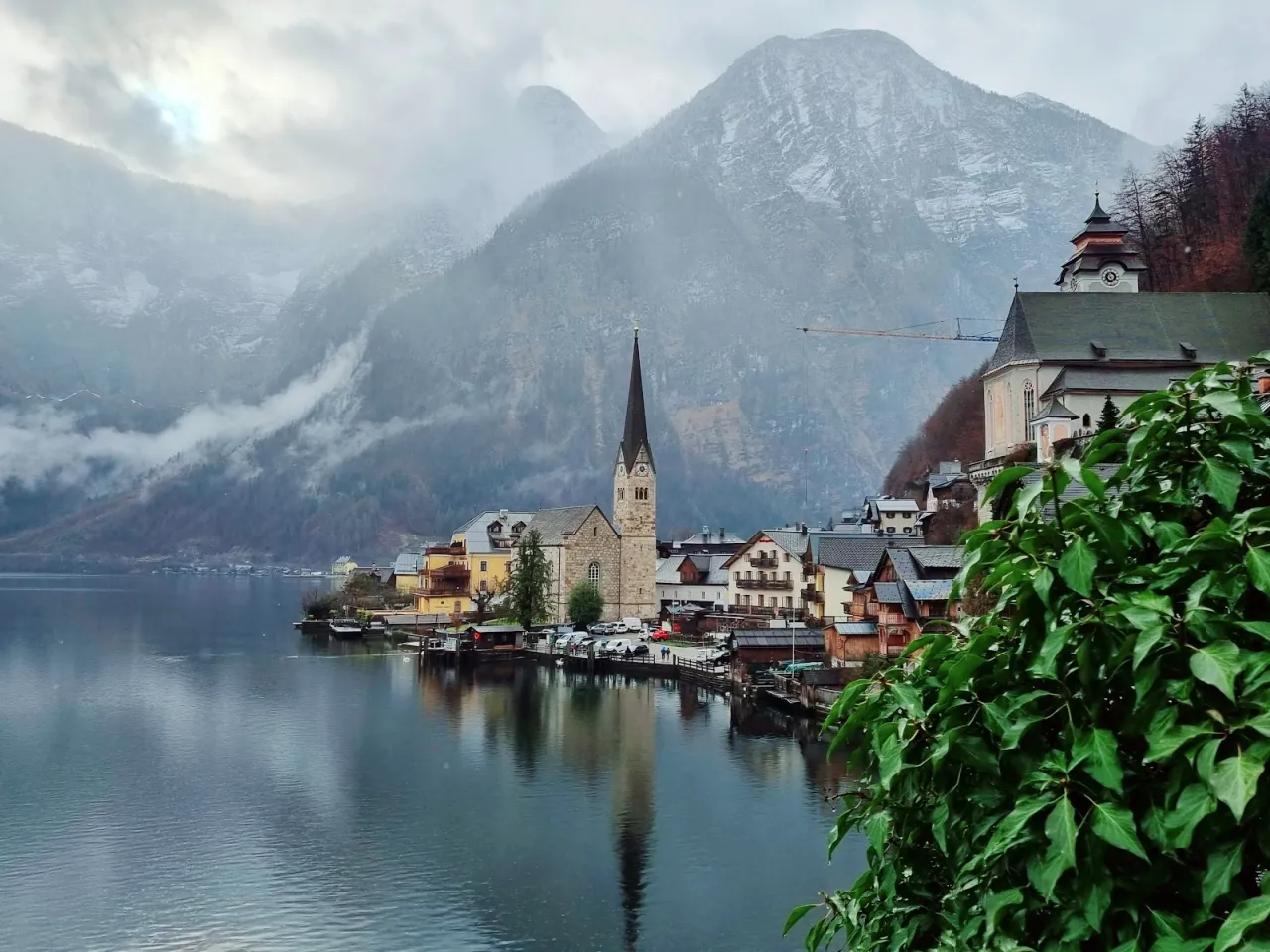 Hallstatt, jedno z najpiękniejszych miejsc w Austrii, nad jeziorem, z g&oacute;rami w tle.