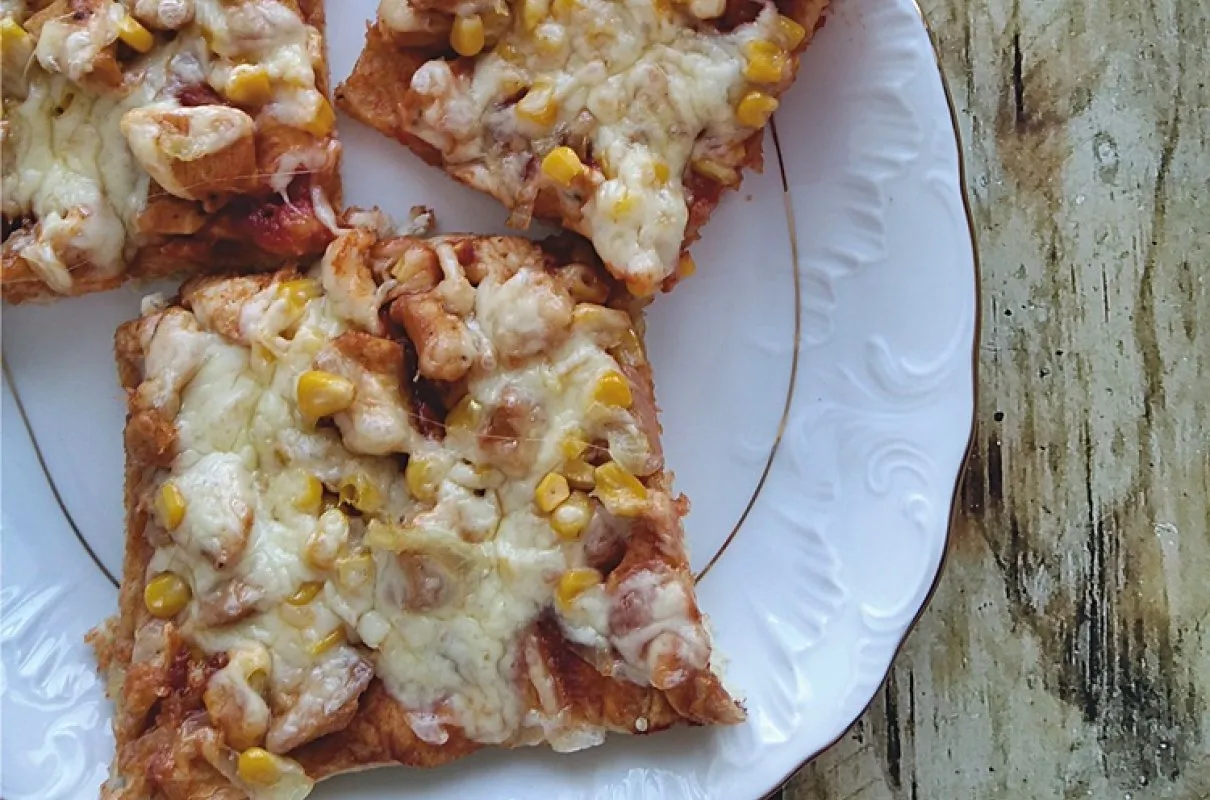 pizza z kurczakiem i kukurydzą