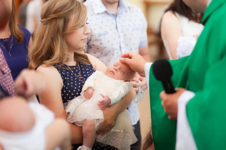 Zdjęcie Ile pieniędzy daje się na chrzciny? Odkryj typowe kwoty i zwyczaje