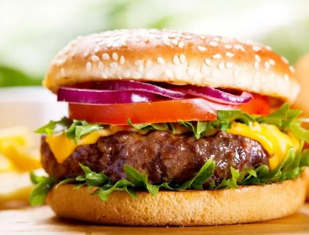 Zdjęcie Czym się różni burger od hamburgera? Odkryj zaskakujące różnice