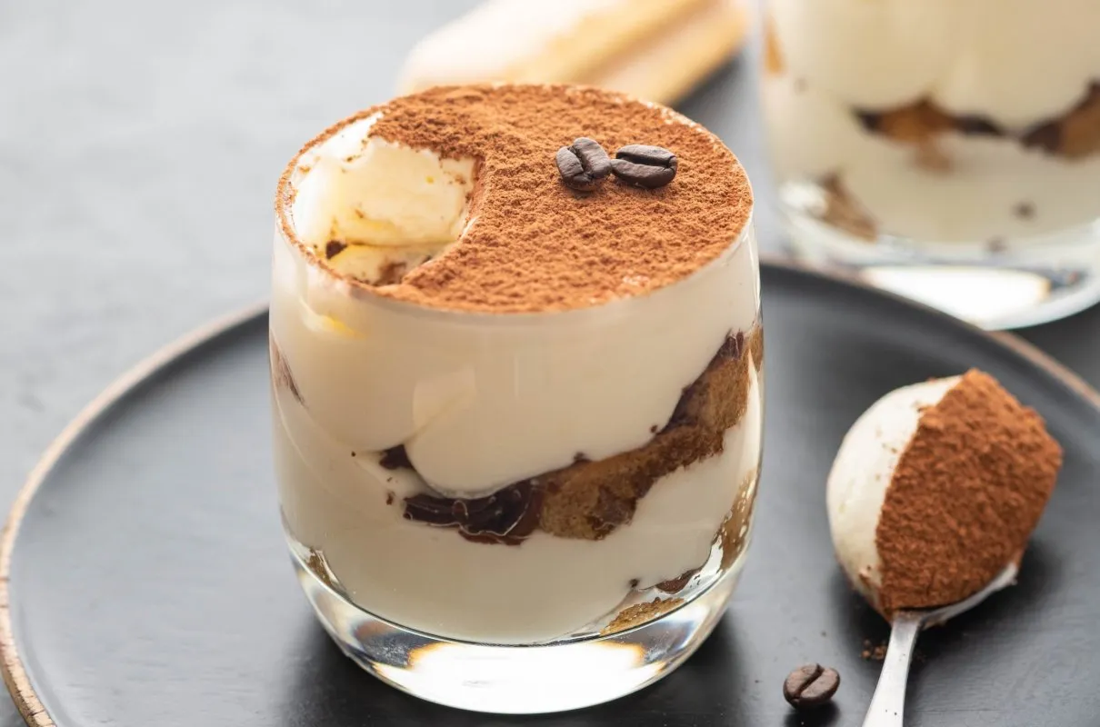 Gotowe tiramisu w szklanej formie posypane kakao