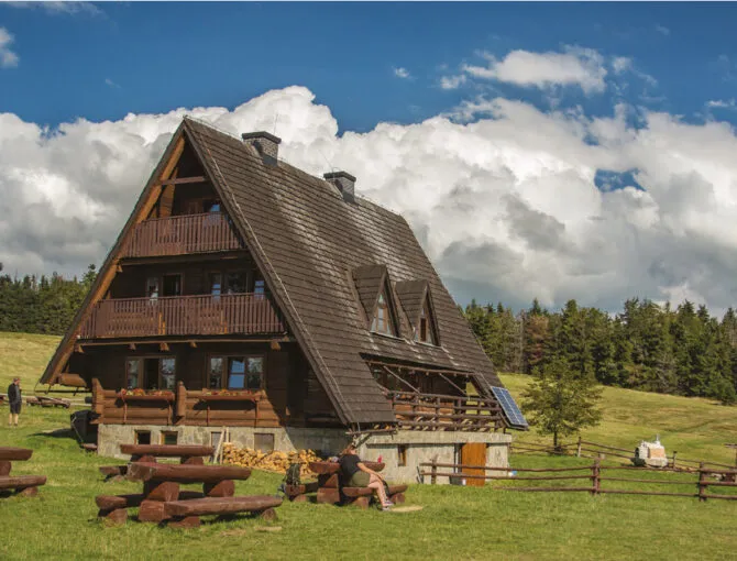 Bac&oacute;wka PTTK na Krawcowym Wierchu widok z hali