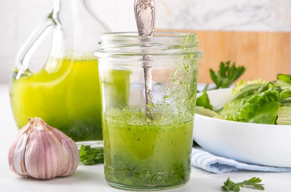 świeże zioła do sosu natka pietruszki koperek bazylia