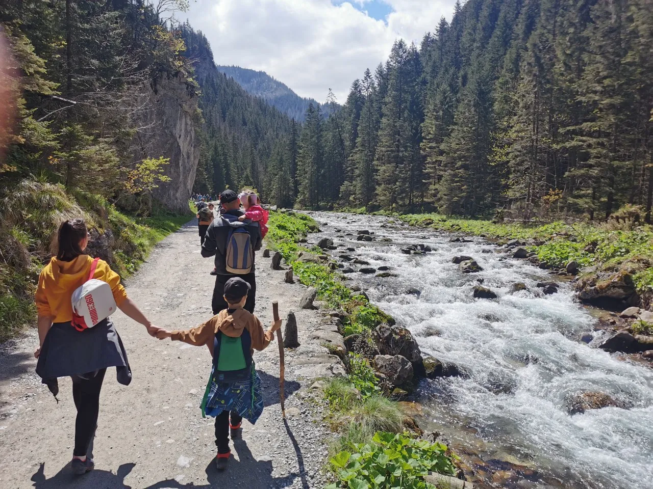 Rodzina idąca szlakiem w Dolinie Kościeliskiej