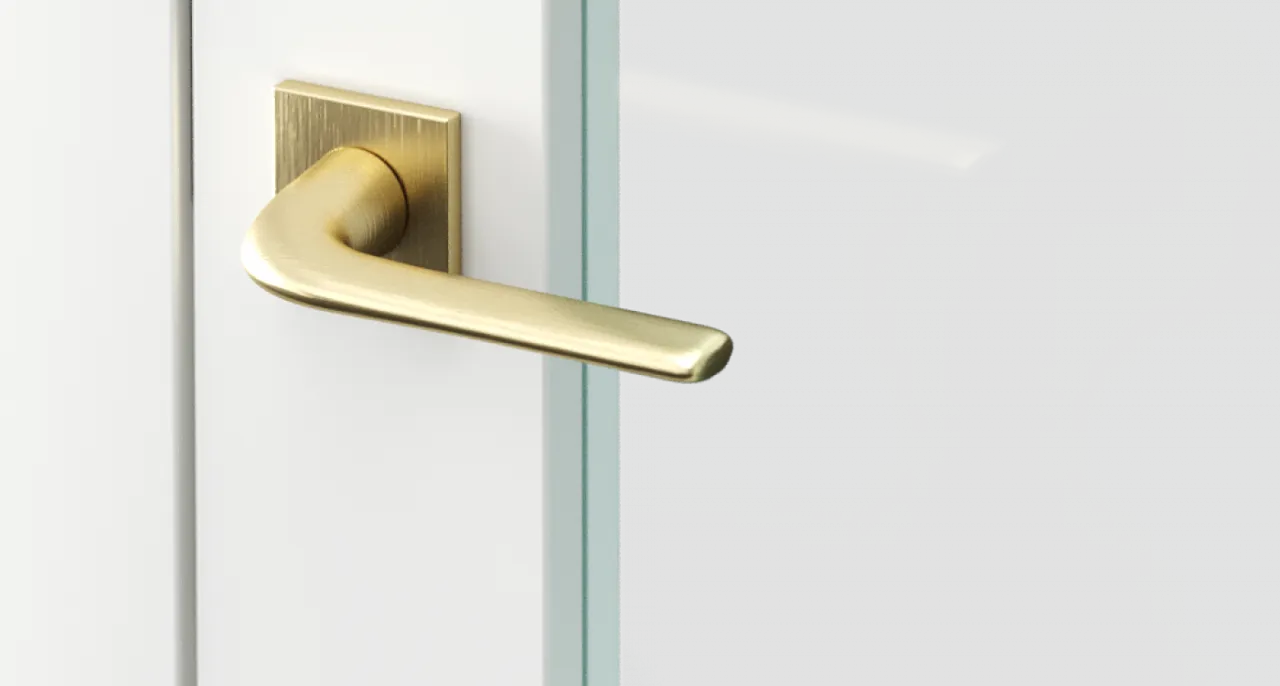 Złote klamki do białych drzwi style