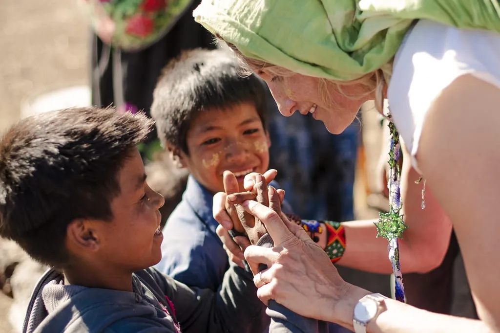 dzieci z różnych krajów świętujące dzień dziecka