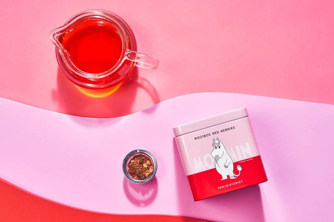 r&oacute;żne rodzaje herbaty rooibos liściastej i w torebkach