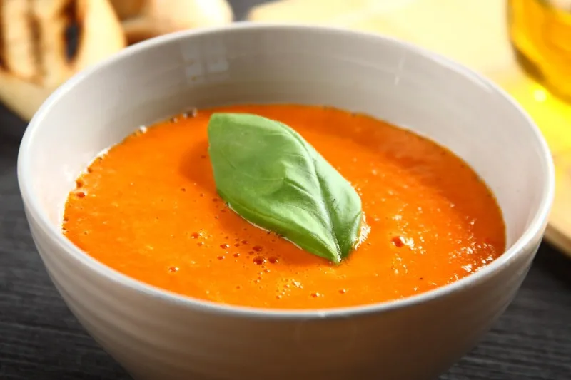 kremowa zupa z pieczonych pomidor&oacute;w