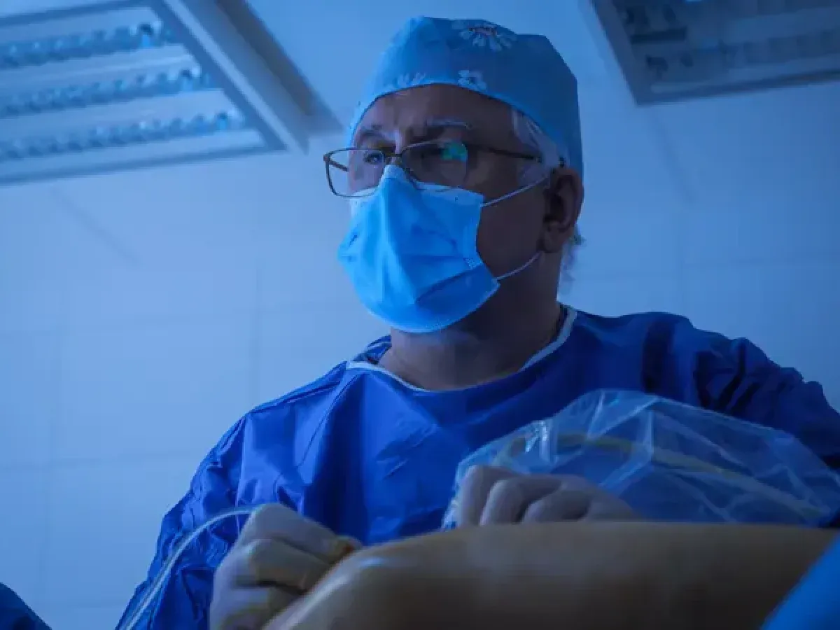 różnice między flebologiem chirurgiem naczyniowym angiologiem grafika