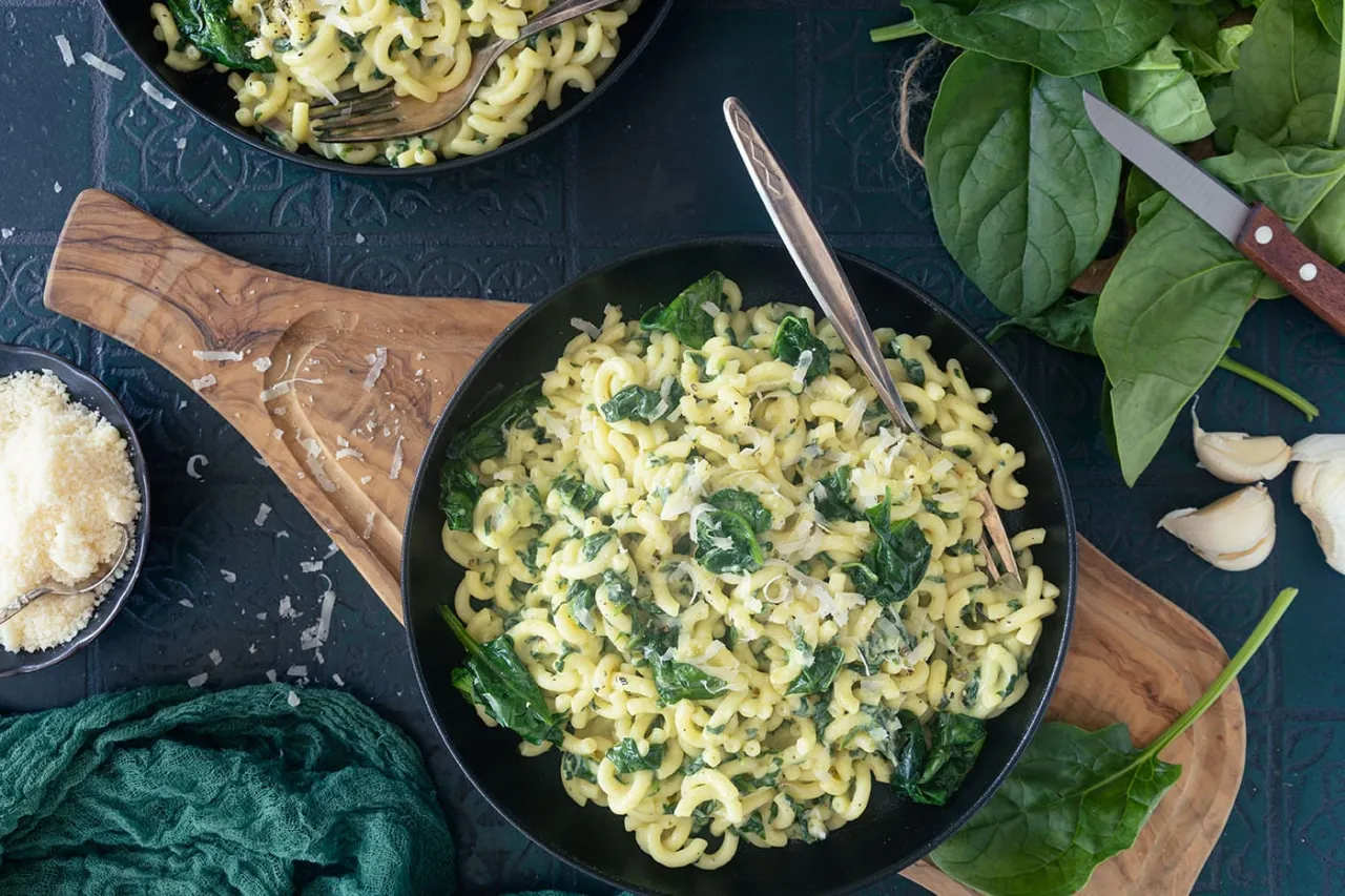 cremige Spinat Nudeln Teller