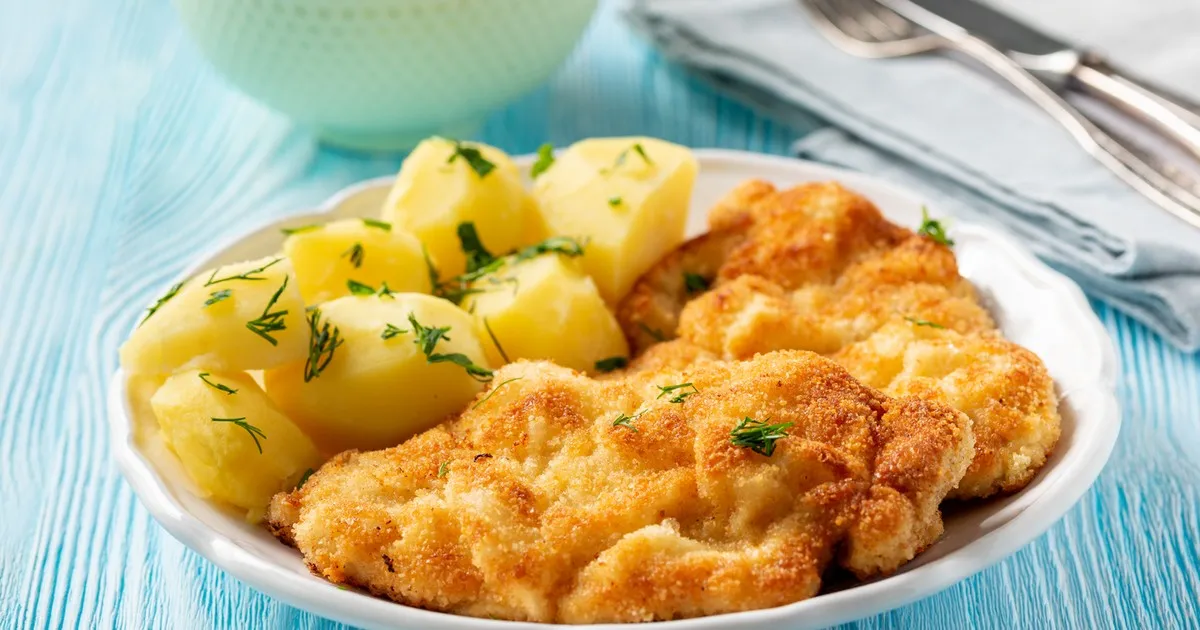 Tradycyjny polski obiad schabowy pierogi ros&oacute;ł