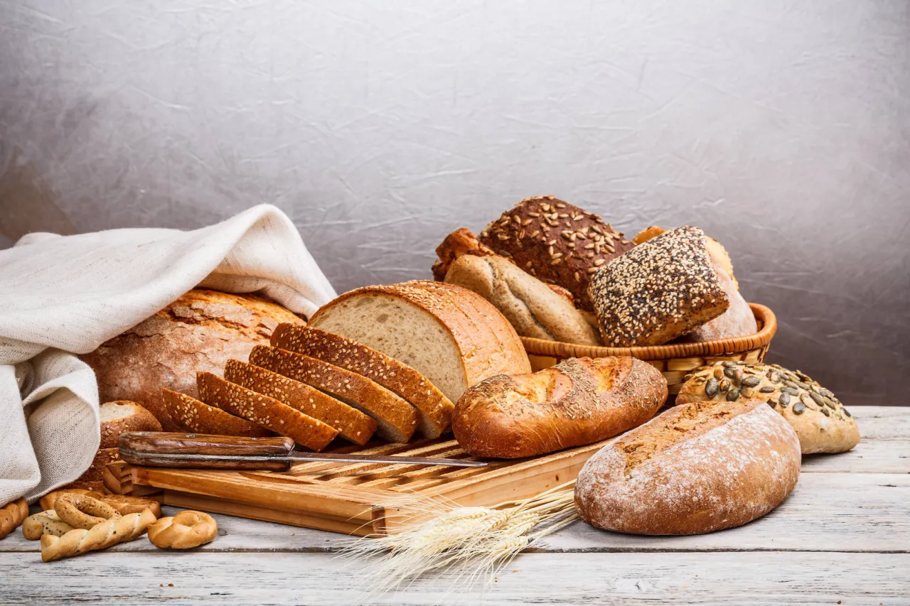 Zdjęcie Jak podgrzać chleb w piekarniku, by uniknąć twardości i wysuszenia