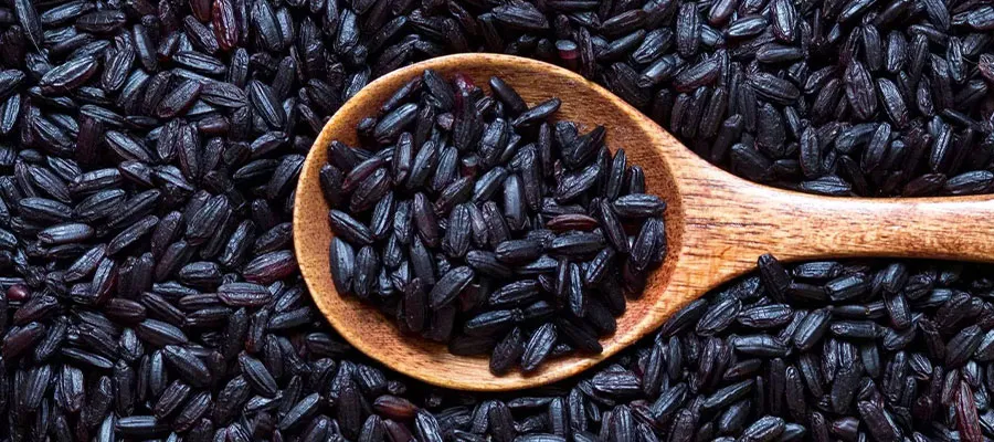Arroz negro crudo y cocido