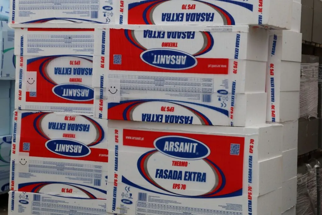 różne rodzaje styropianu opakowaniowego i budowlanego