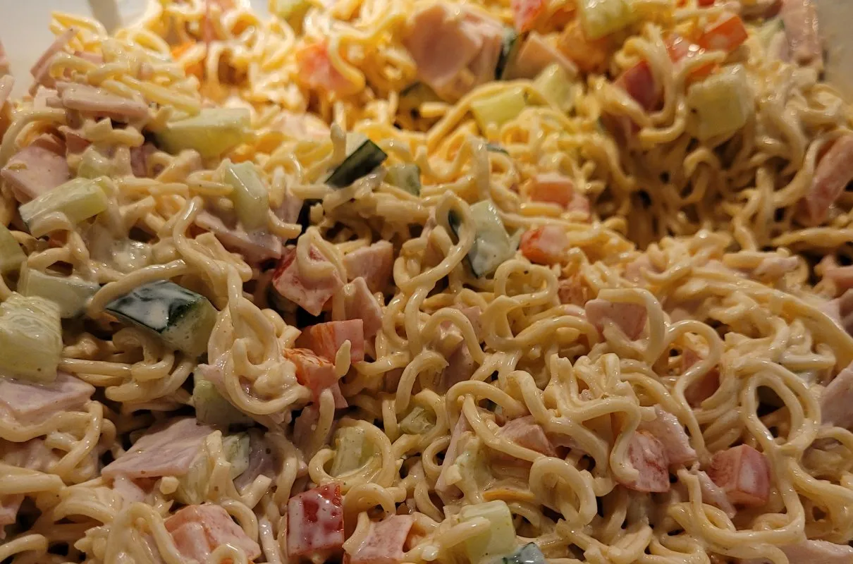 tabela por&oacute;wnanie sałatka z zupek chińskich suchy mokry makaron