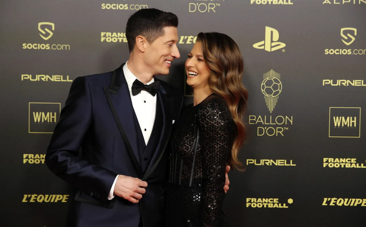 Robert Lewandowski i jego żona Anna na gali Ballon d'Or. Choć Robert Lewandowski nie ma jeszcze złotych piłek, to jego uśmiech z ukochaną jest bezcenny.