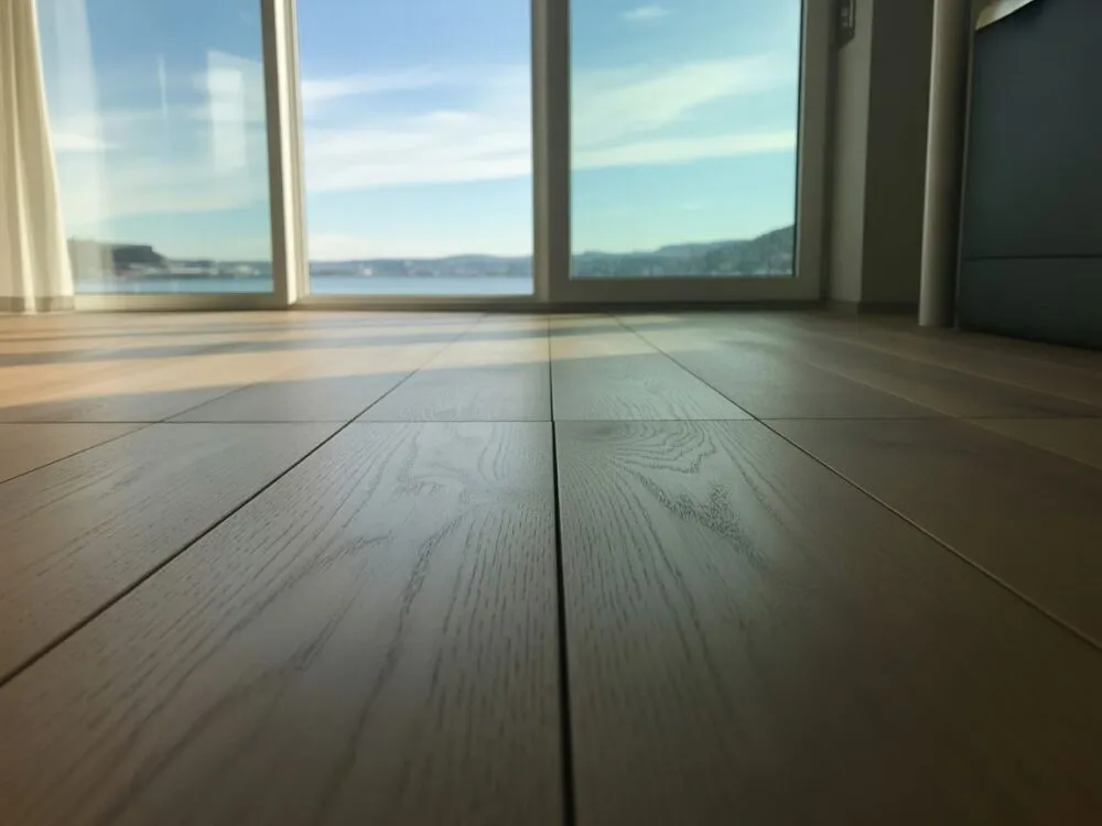 Panele podłogowe układane prostopadle do okna, efekt światła na podłodze