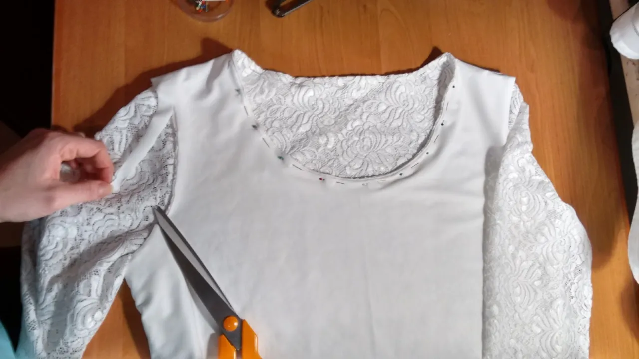 wszywanie koronki w dekolt bluzki