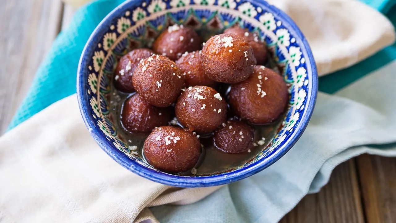 Gulab Jamun serviti