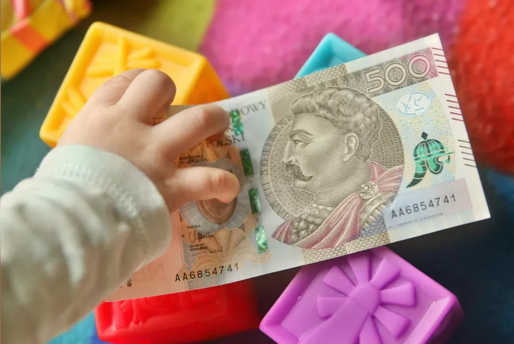 Zdjęcie Ile można zarobić na urlopie wychowawczym: fakty o świadczeniach dla rodzica