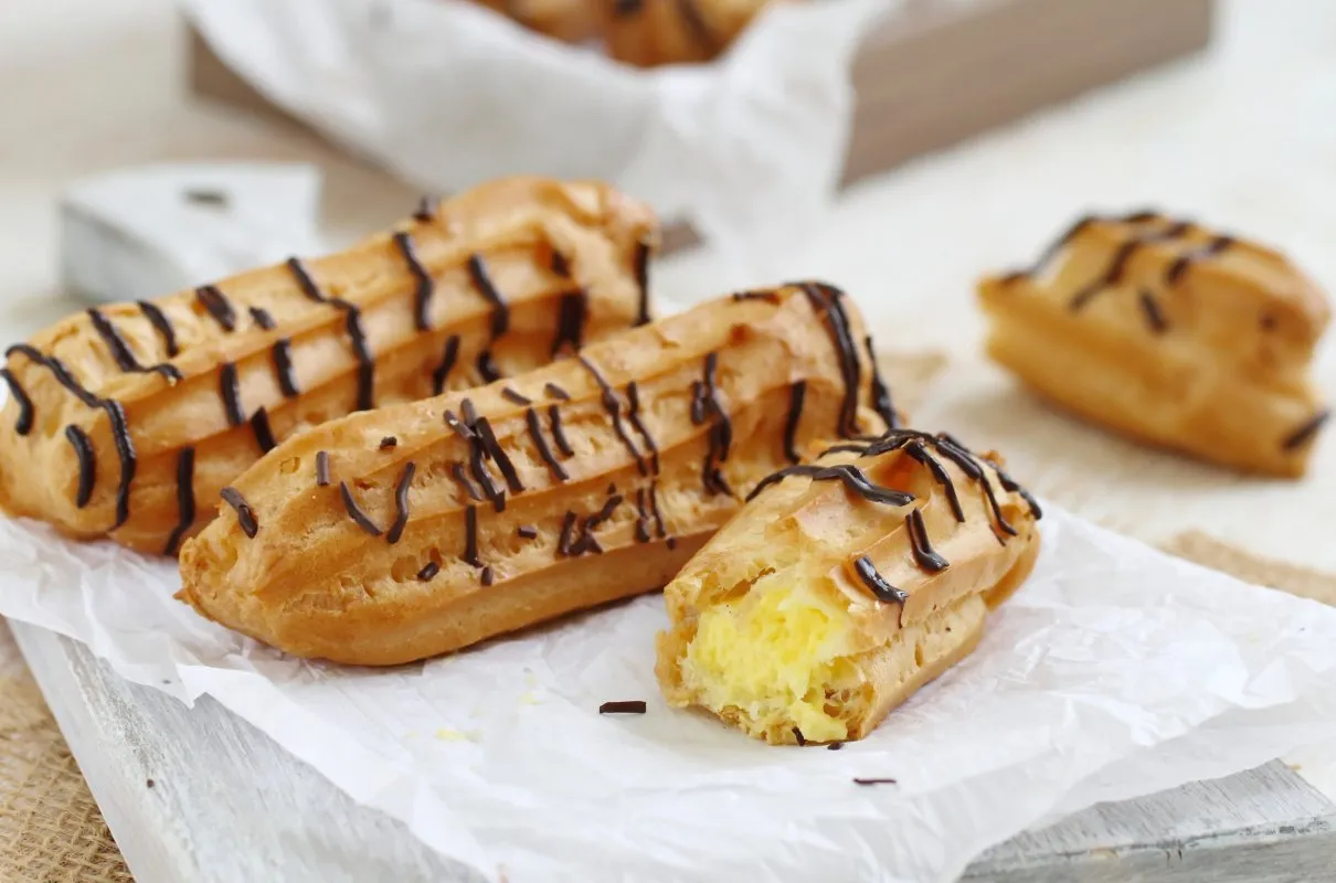 Pyszne eklerki z kremem i polewą czekoladową. Idealne na deser, gdy szukasz sprawdzonego eklerki przepisu.